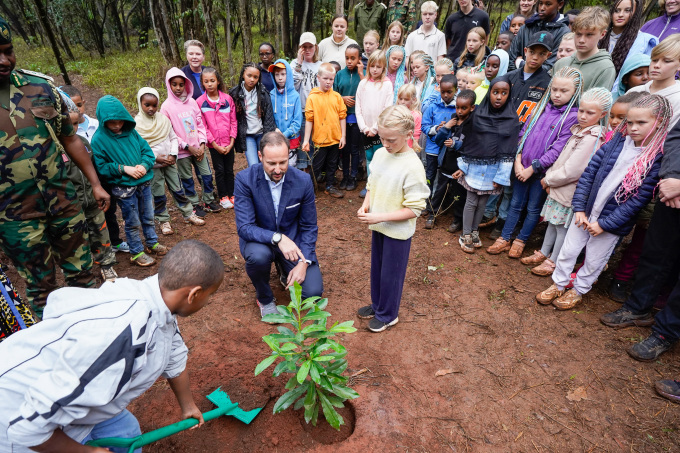 Kronprins Haakon deltok på treplantingen sammen med norske og kenyanske skolebarn. Foto: Lise Åserud / NTB